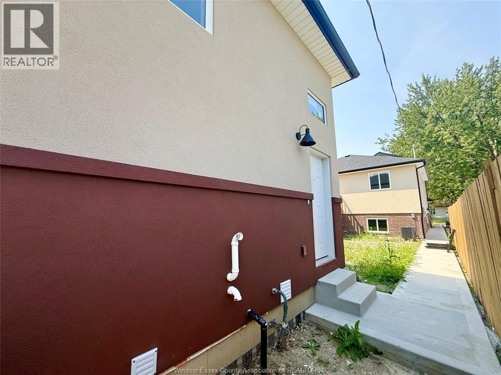 2-bedroom Single Family at 1740 Buckingham Drive, Windsor — photograph 2