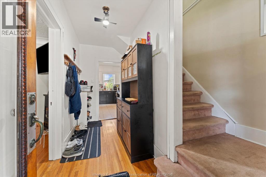 5-bedroom Single Family at 1481 Benjamin Avenue, Windsor — photograph 3