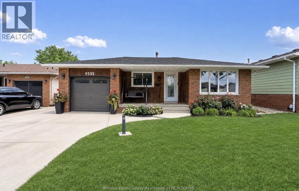 6-bedroom Single Family at 9335 Esplanade, Windsor — primary photograph