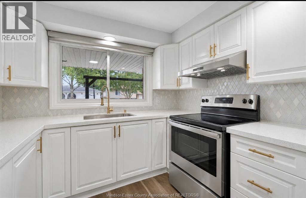 6-bedroom Single Family at 9335 Esplanade, Windsor — photograph 2