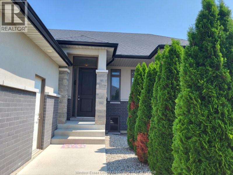 4-bedroom Single Family at 96 Carolina Woods, Leamington — photograph 2
