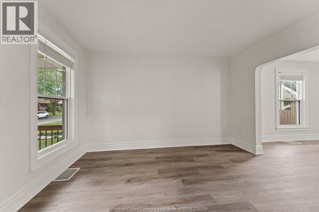 3-bedroom Single Family at 1215 Lincoln Road, Windsor — photograph 3