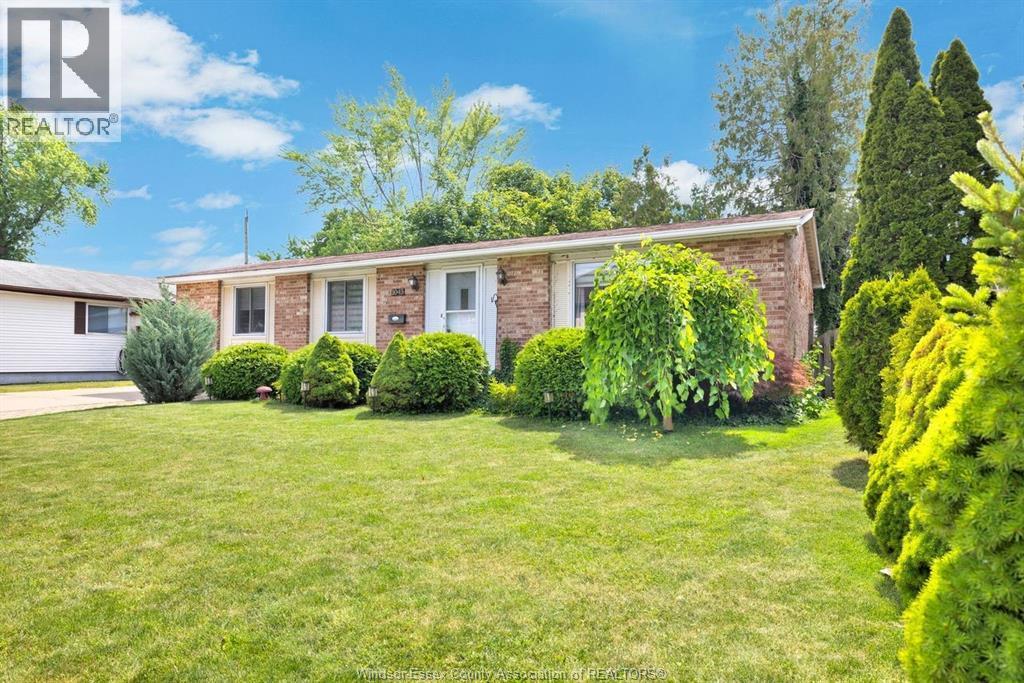 3-bedroom Single Family at 1045 Reedmere Road, Windsor — photograph 2