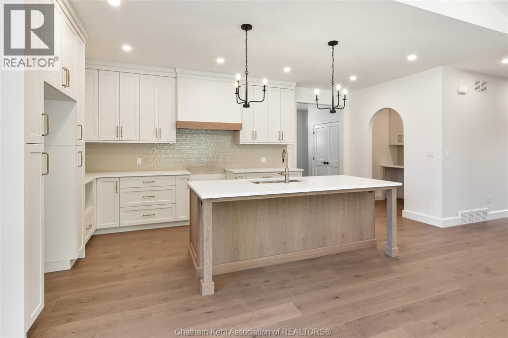 4-bedroom Single Family at 67 Rosewood Crescent, Chatham — photograph 3