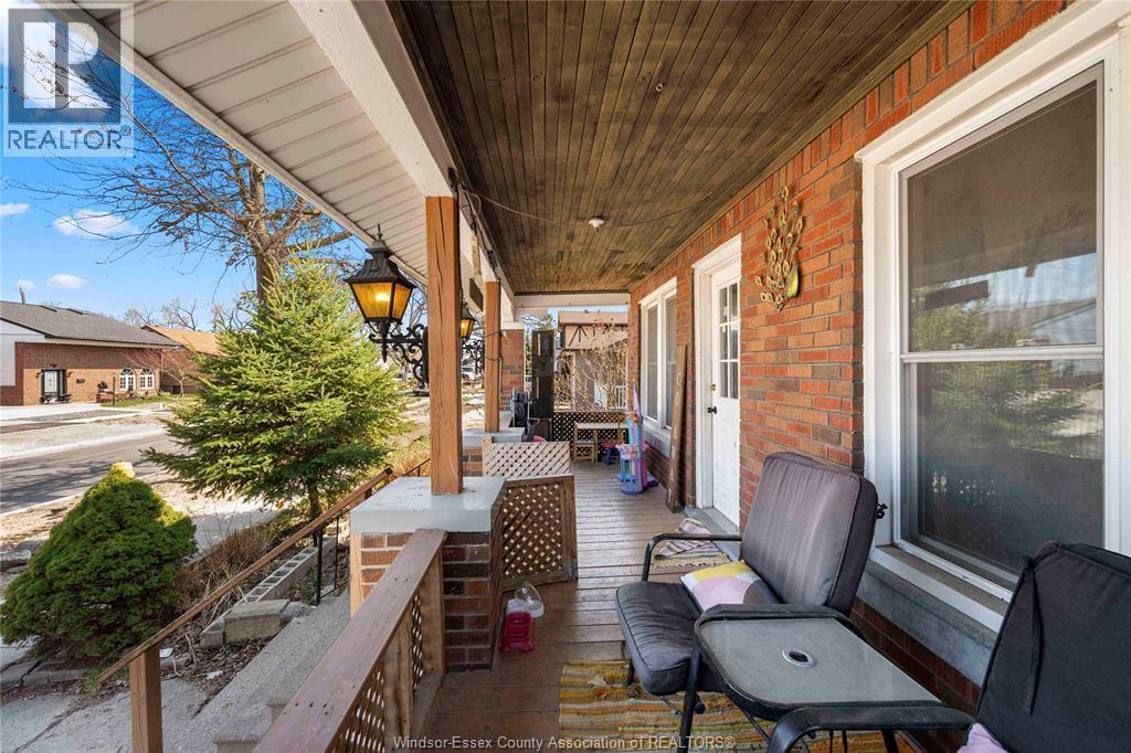 3-bedroom Single Family at 1839 St.luke #MAIN UNIT, Windsor — photograph 3