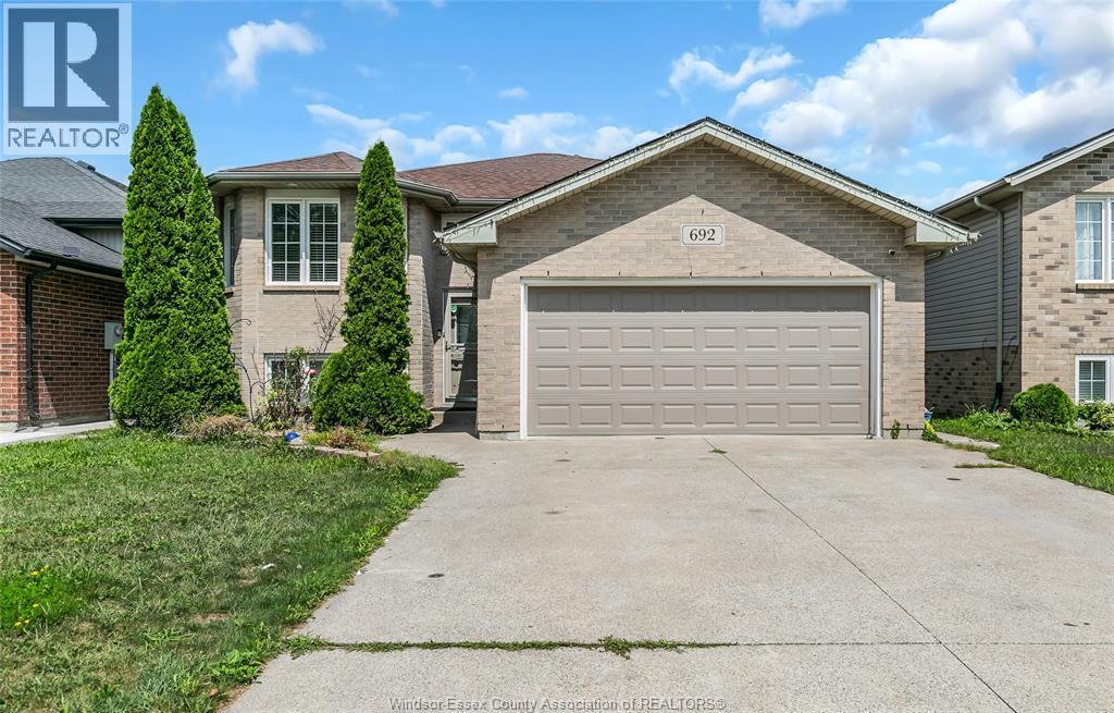 5-bedroom Single Family at 692 Dynasty, Windsor — primary photograph