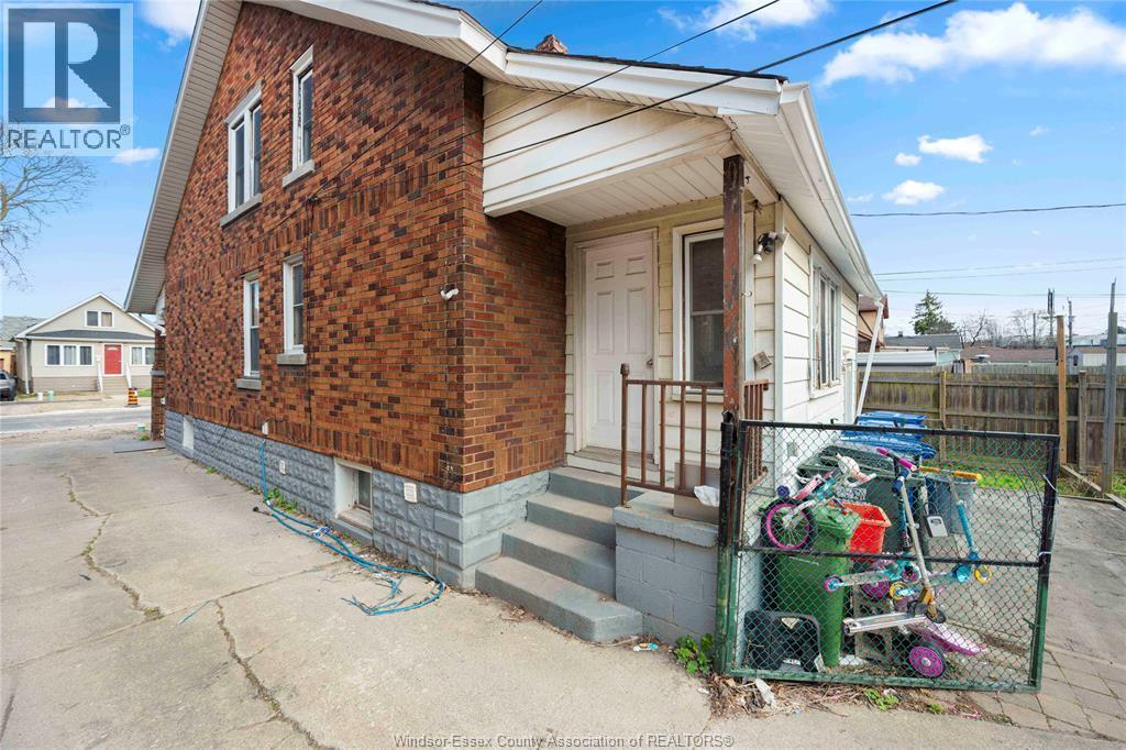 3-bedroom Single Family at 1839 St . Luke #UPPER UNIT, Windsor — photograph 3