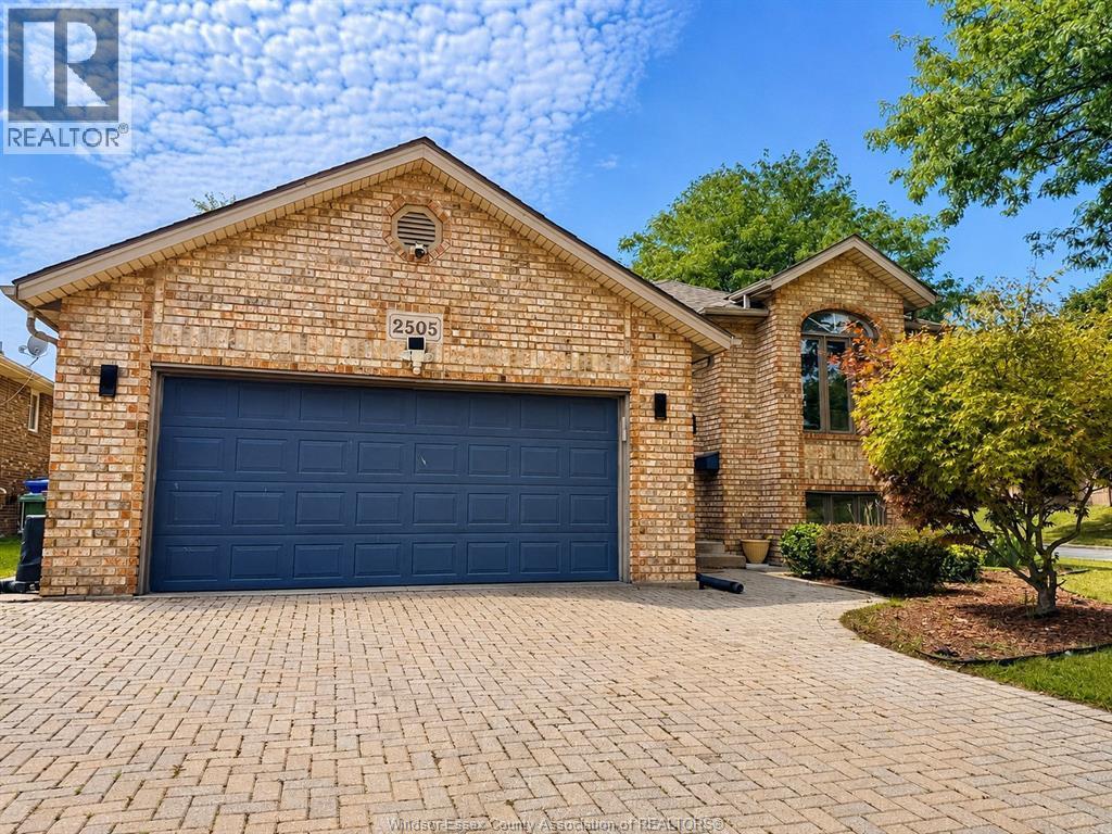 5-bedroom Single Family at 2505 St Clair Avenue, Windsor — primary photograph
