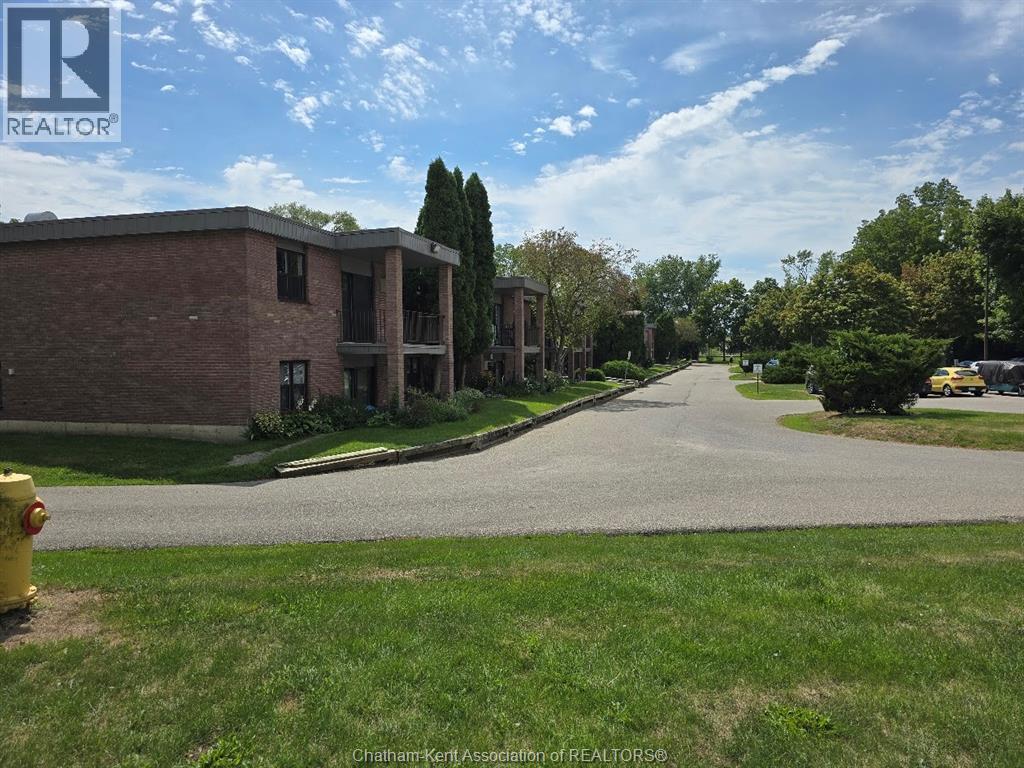 3-bedroom Single Family at 12 Montgomery Drive #A207, Wallaceburg — photograph 3