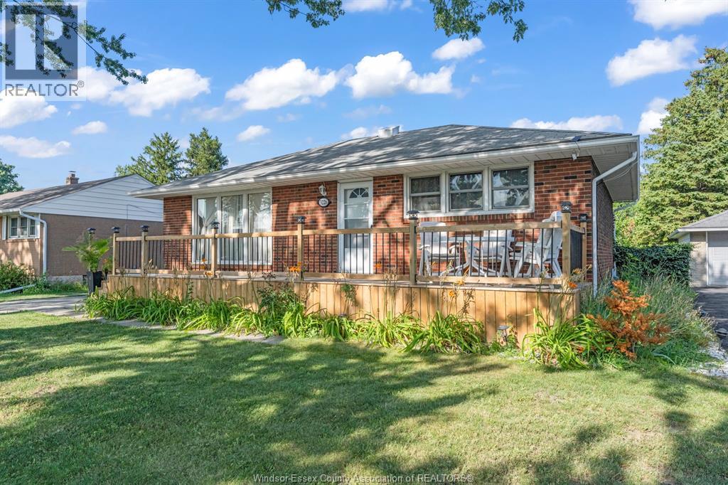 5-bedroom Single Family at 3226 Woodlawn Avenue, Windsor — primary photograph
