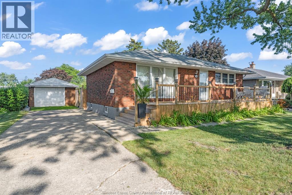 5-bedroom Single Family at 3226 Woodlawn Avenue, Windsor — photograph 2