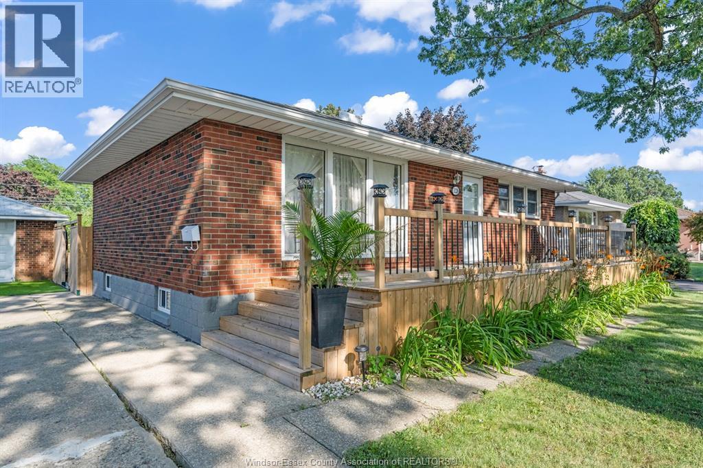 5-bedroom Single Family at 3226 Woodlawn Avenue, Windsor — photograph 3