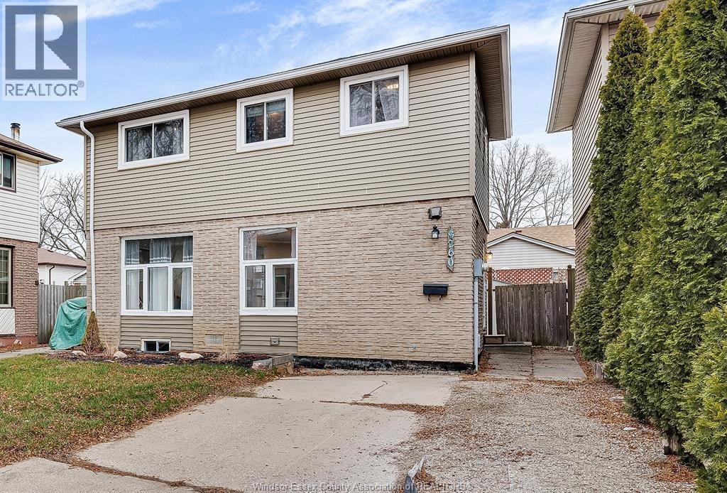 4-bedroom Single Family at 9260 Arncliffe Court #UPPER, Windsor — photograph 2