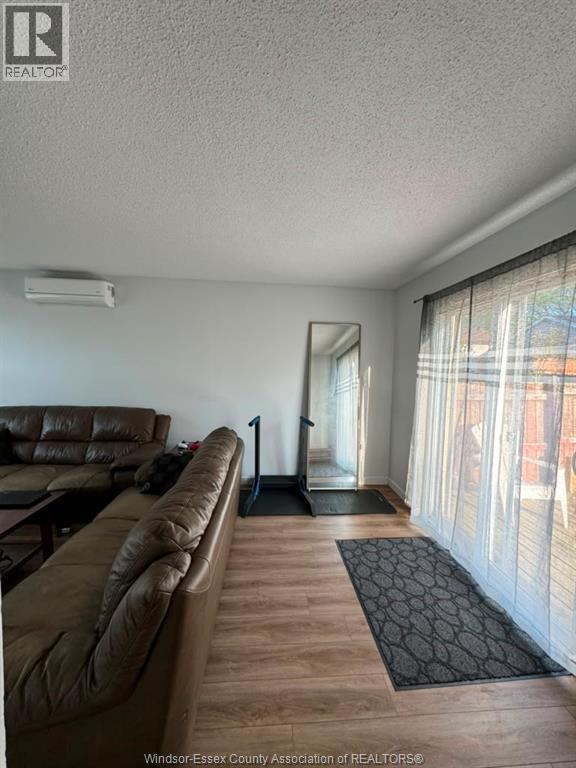 4-bedroom Single Family at 9260 Arncliffe Court #UPPER, Windsor — photograph 3