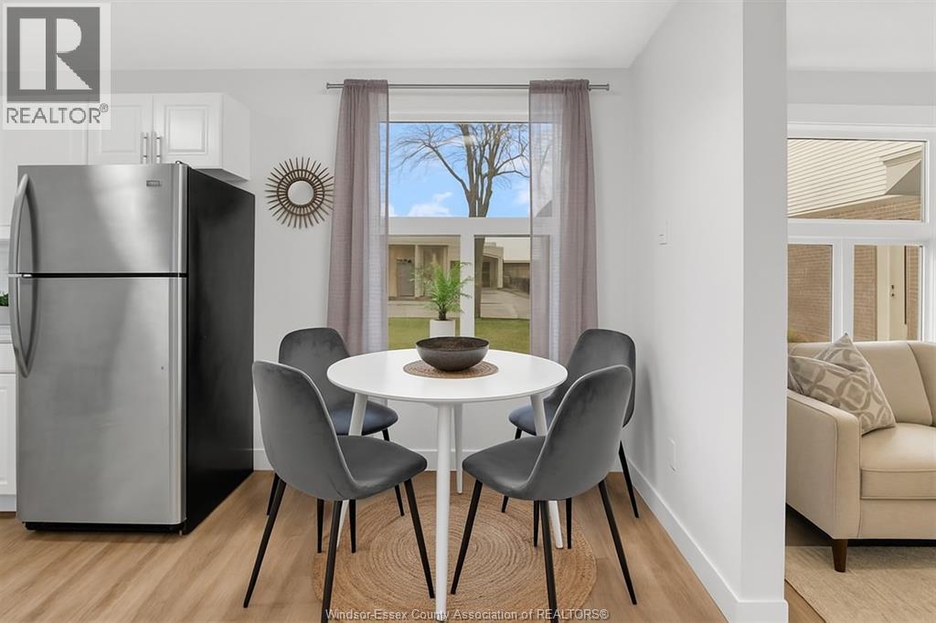 4-bedroom Single Family at 9260 Arncliffe Court, Windsor — photograph 3