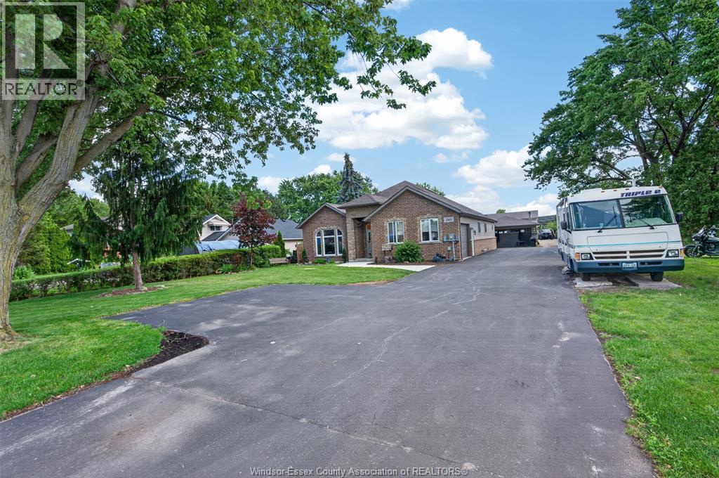 6-bedroom Single Family at 248 Notre Dame, Belle River — photograph 3