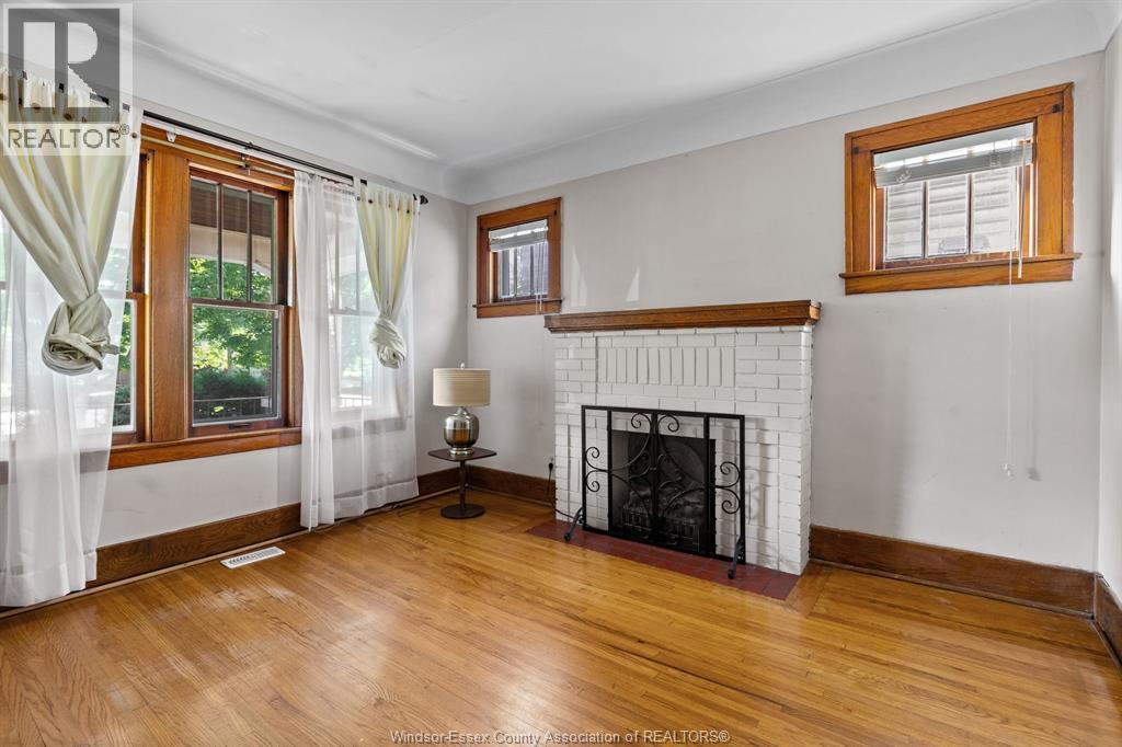3-bedroom Single Family at 703 Randolph, Windsor — photograph 2