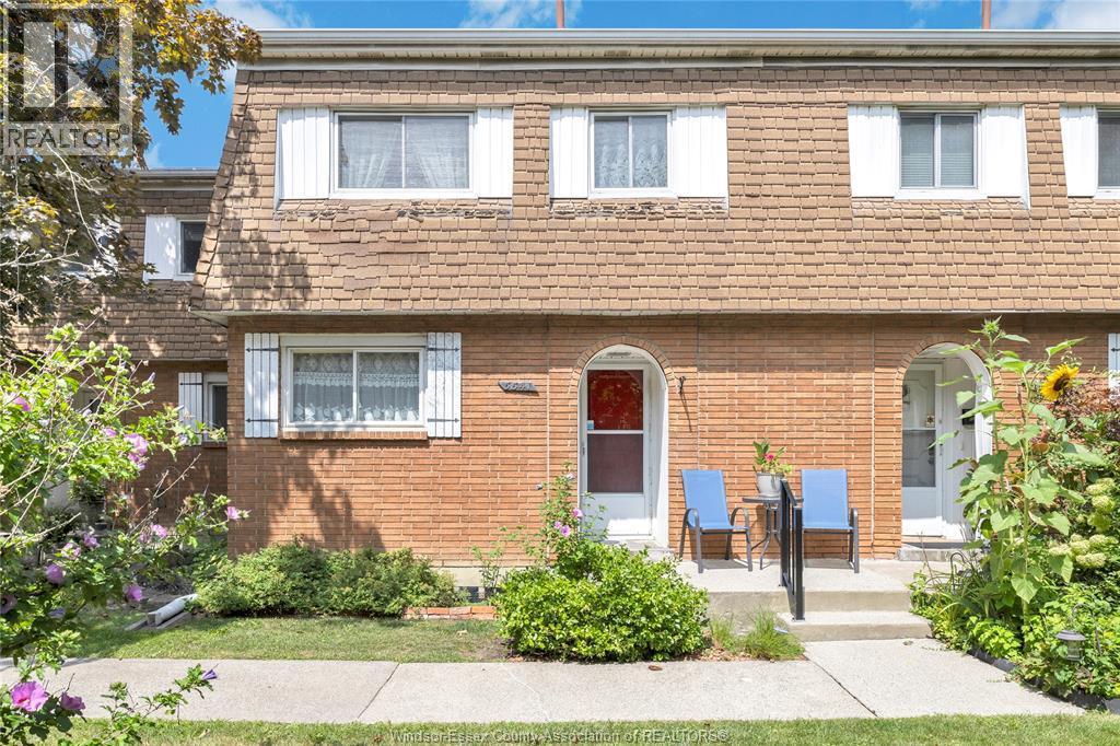 3-bedroom Single Family at 5441 Empress, Windsor — primary photograph