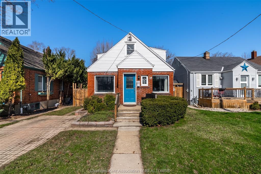 4-bedroom Single Family at 59 Prince Arthur Avenue, Chatham — photograph 2