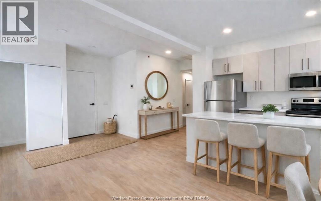 2-bedroom Single Family at 267 Pelissier Street #402, Windsor — photograph 2