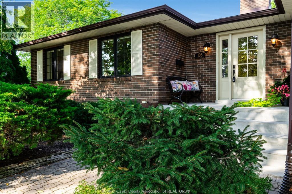4-bedroom Single Family at 105 Pointe West Drive, Amherstburg — photograph 2