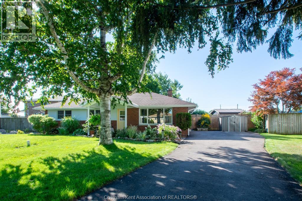 3-bedroom Single Family at 11 Oriole Parkway, Chatham — photograph 3