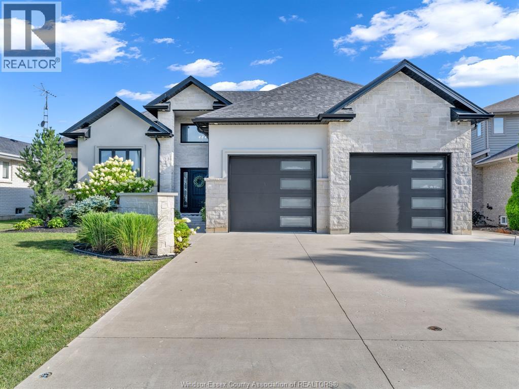 4-bedroom Single Family at 22 Shawnee Court, Leamington — photograph 2