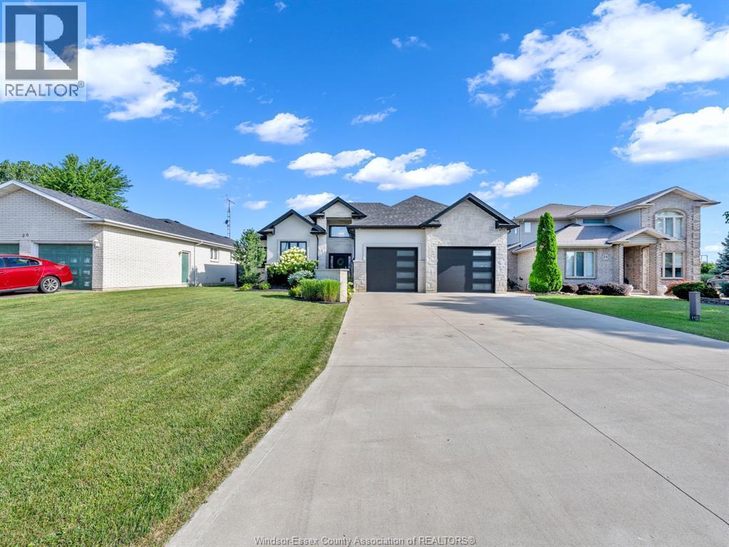 4-bedroom Single Family at 22 Shawnee Court, Leamington — photograph 3