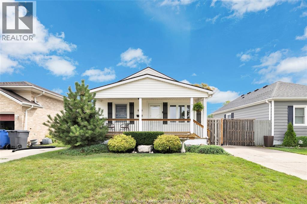 2-bedroom Single Family at 678 Labute, Tecumseh — primary photograph