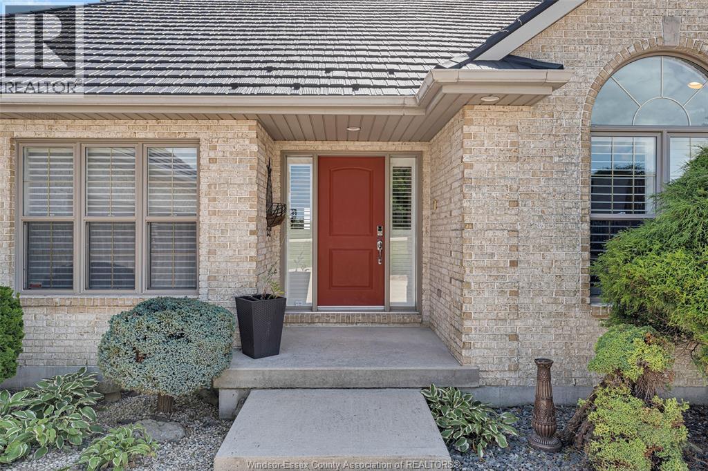 5-bedroom Single Family at 6258 Talbot Trail, Merlin — photograph 3