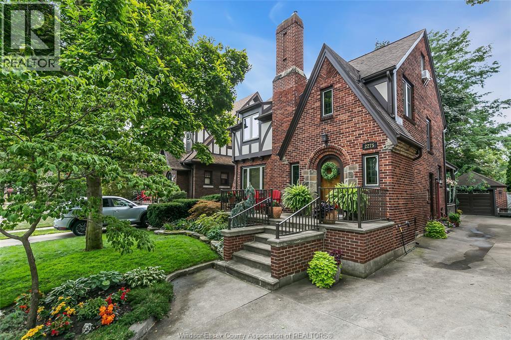 4-bedroom Single Family at 2275 Victoria Avenue, Windsor — photograph 2