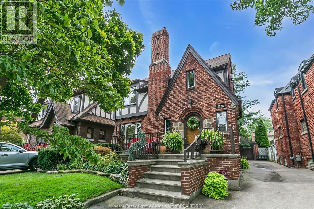 4-bedroom Single Family at 2275 Victoria Avenue, Windsor — photograph 3