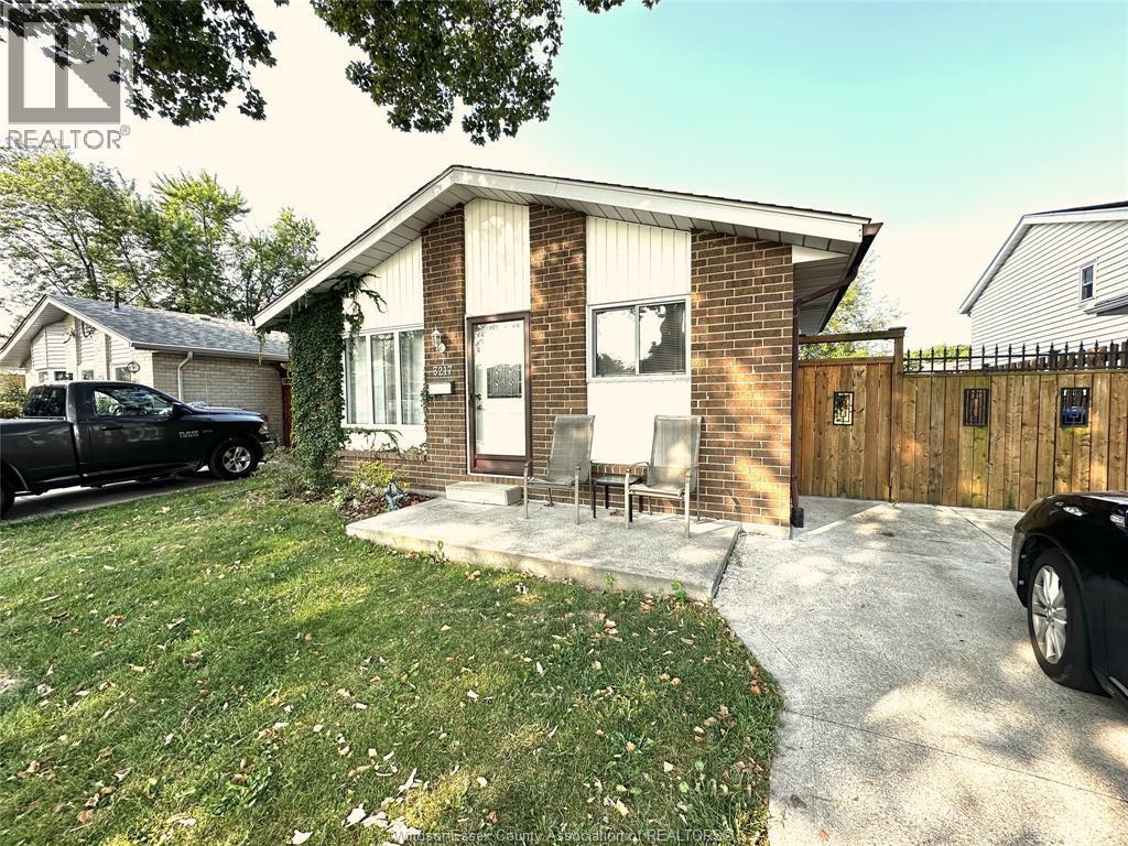3-bedroom Single Family at 3217 Aurora, Windsor — primary photograph