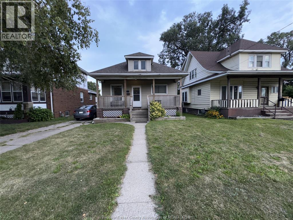 3-bedroom Single Family at 3515 Sandwich Street, Windsor — photograph 2