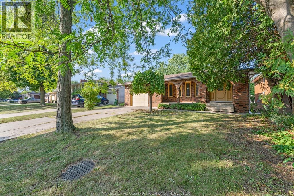 5-bedroom Single Family at 3003 Regis Avenue, Windsor — primary photograph