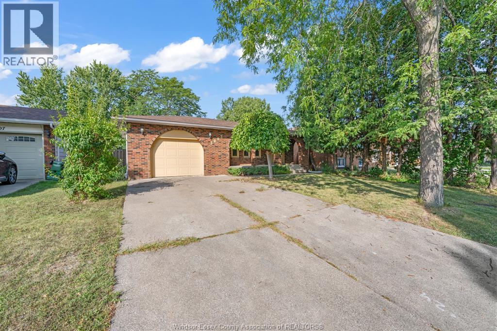 5-bedroom Single Family at 3003 Regis Avenue, Windsor — photograph 3