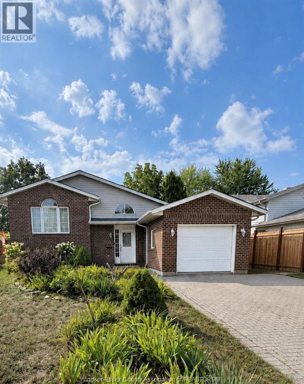 5-bedroom Single Family at 5 Allen Court, Amherstburg — primary photograph