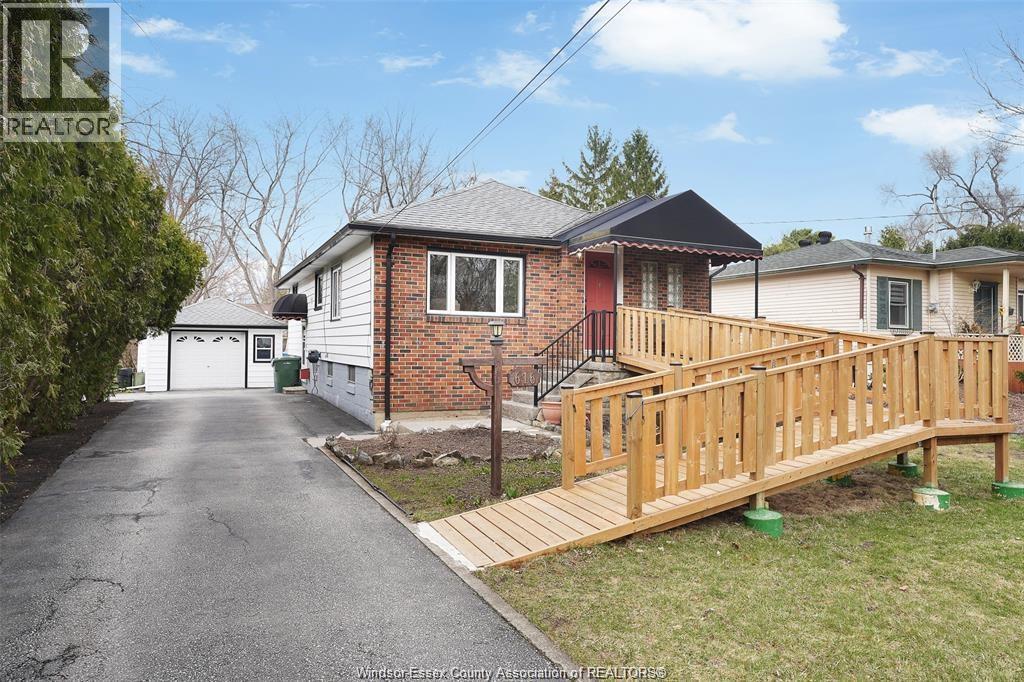 5-bedroom Single Family at 616 Ducharme Street, Windsor — primary photograph