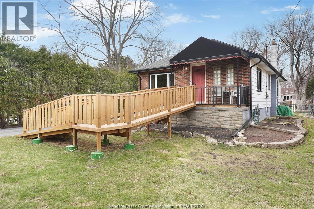 5-bedroom Single Family at 616 Ducharme Street, Windsor — photograph 3