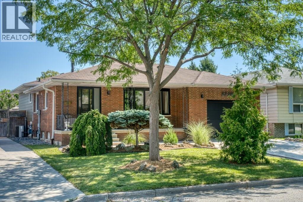 4-bedroom Single Family at 2954 Rushton, Windsor — primary photograph