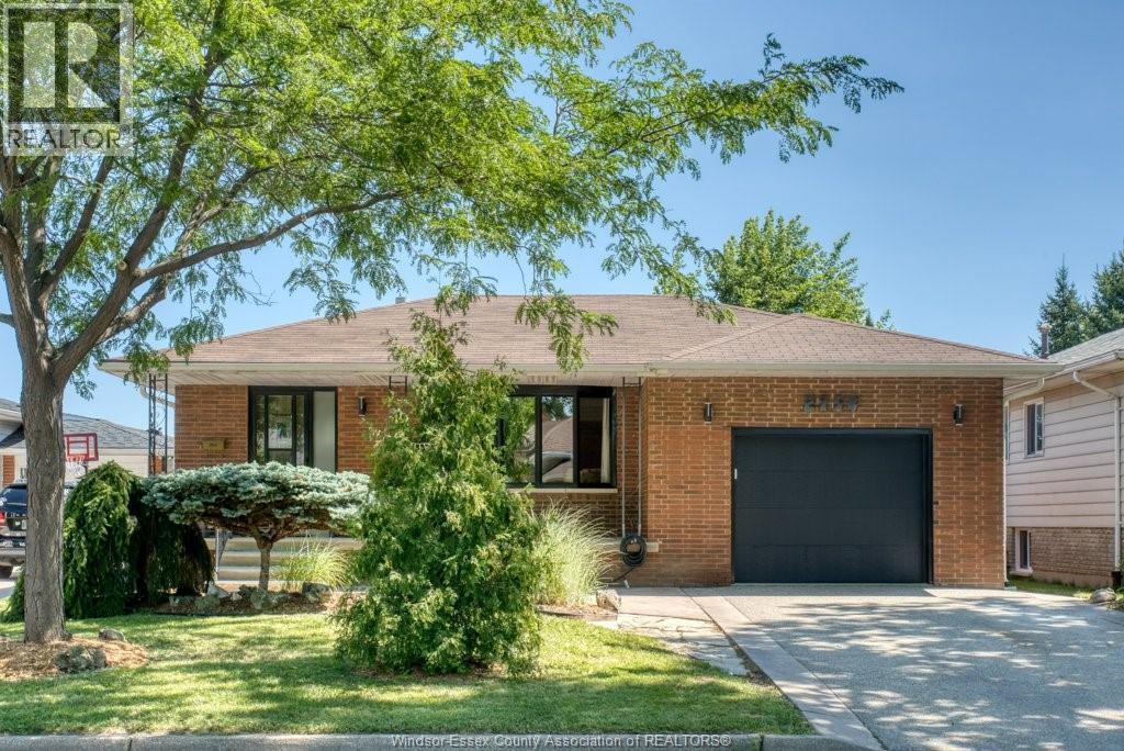 4-bedroom Single Family at 2954 Rushton, Windsor — photograph 2