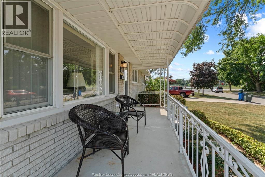 3-bedroom Single Family at 1280 Parkview Avenue, Windsor — photograph 2