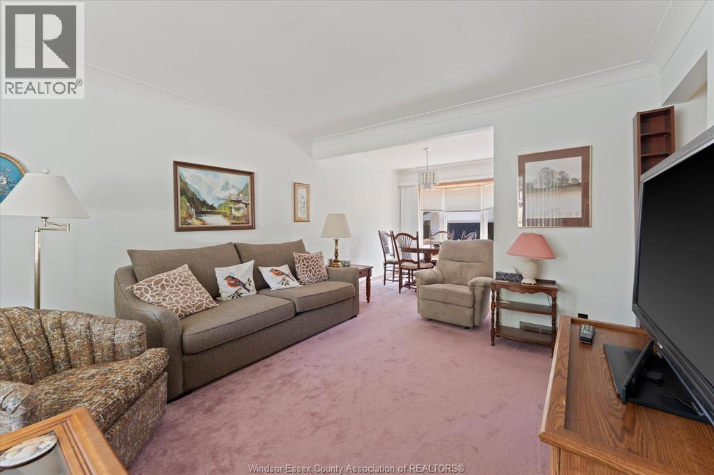 3-bedroom Single Family at 1280 Parkview Avenue, Windsor — photograph 3
