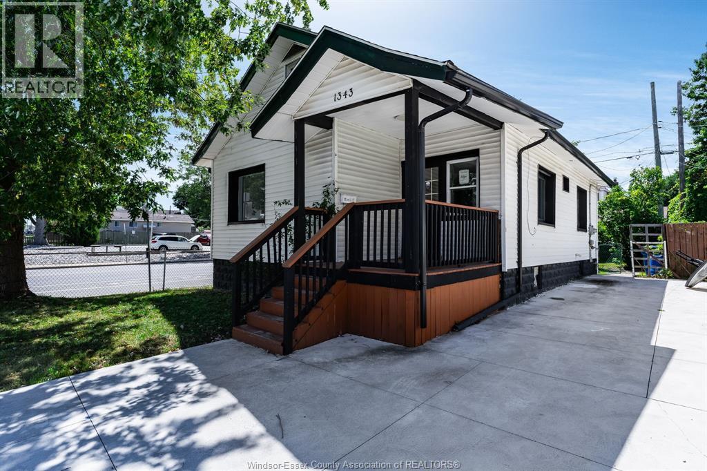3-bedroom Single Family at 1343 Lillian, Windsor — primary photograph