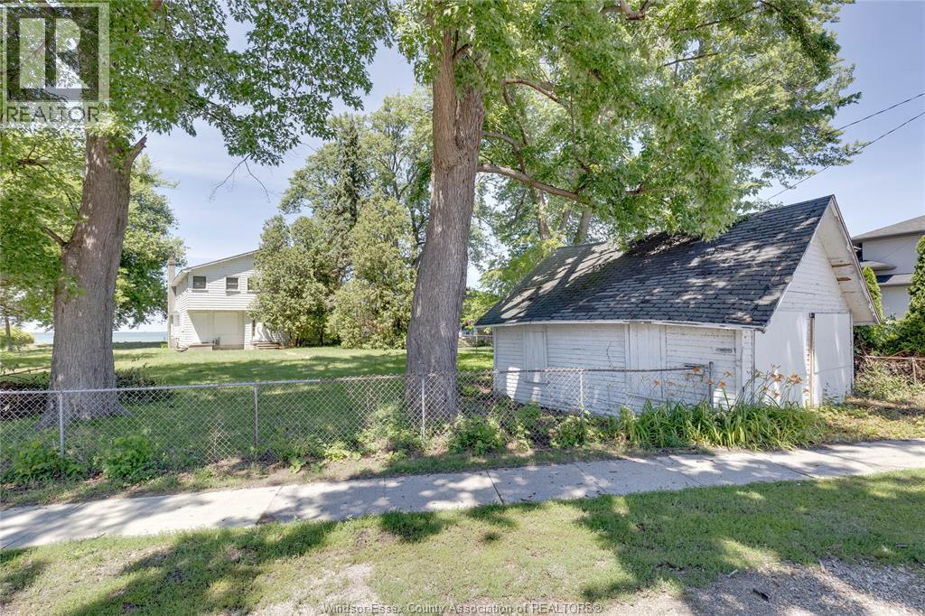 6-bedroom Single Family at 13110 Riverside Drive, Tecumseh — primary photograph
