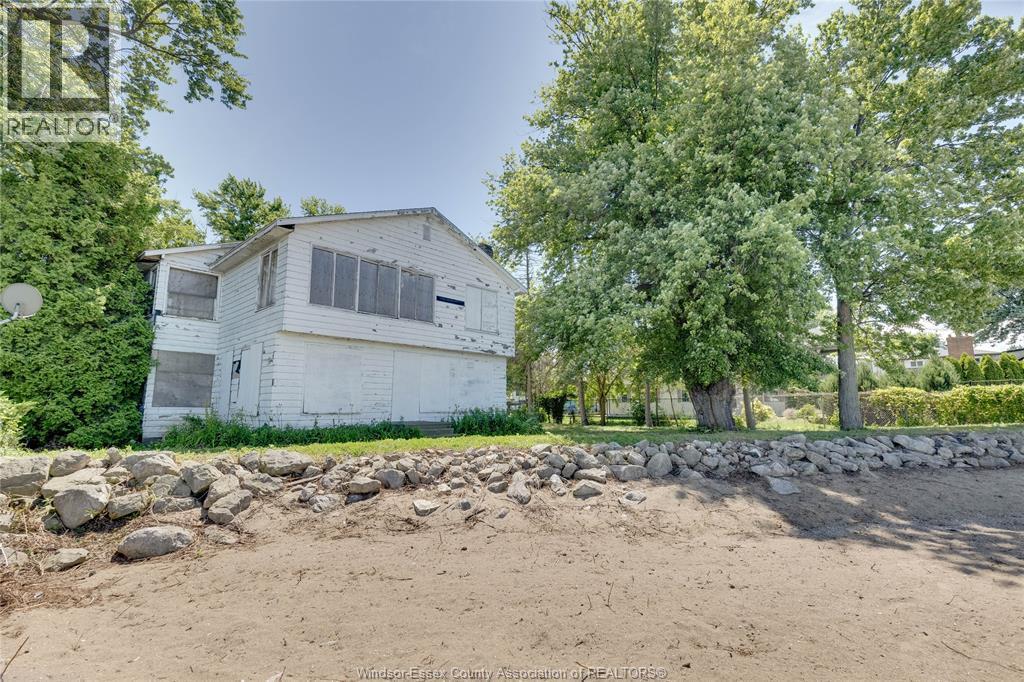 6-bedroom Single Family at 13110 Riverside Drive, Tecumseh — photograph 3