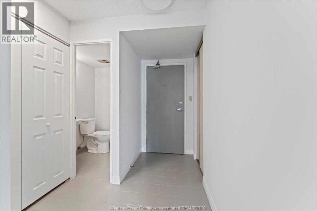 1-bedroom Single Family at 75 Riverside Drive #906, Windsor — photograph 3