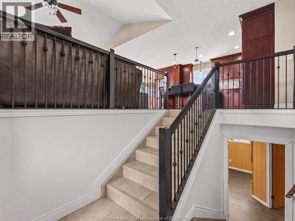 5-bedroom Single Family at 1578 Gore, Harrow — photograph 3
