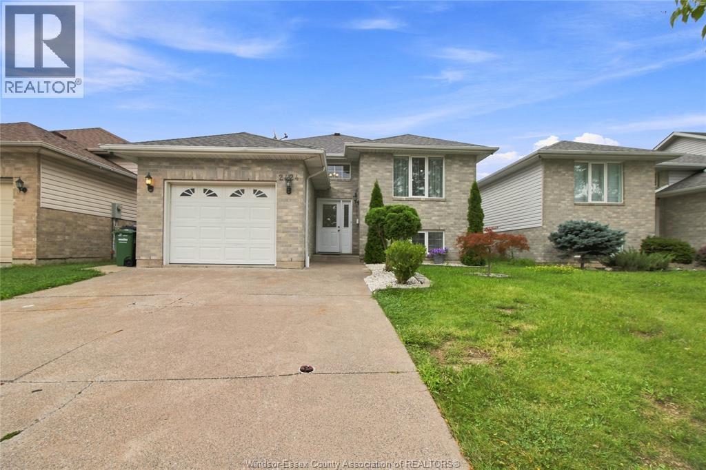 4-bedroom Single Family at 2424 Timbercrest Avenue, Windsor — photograph 2