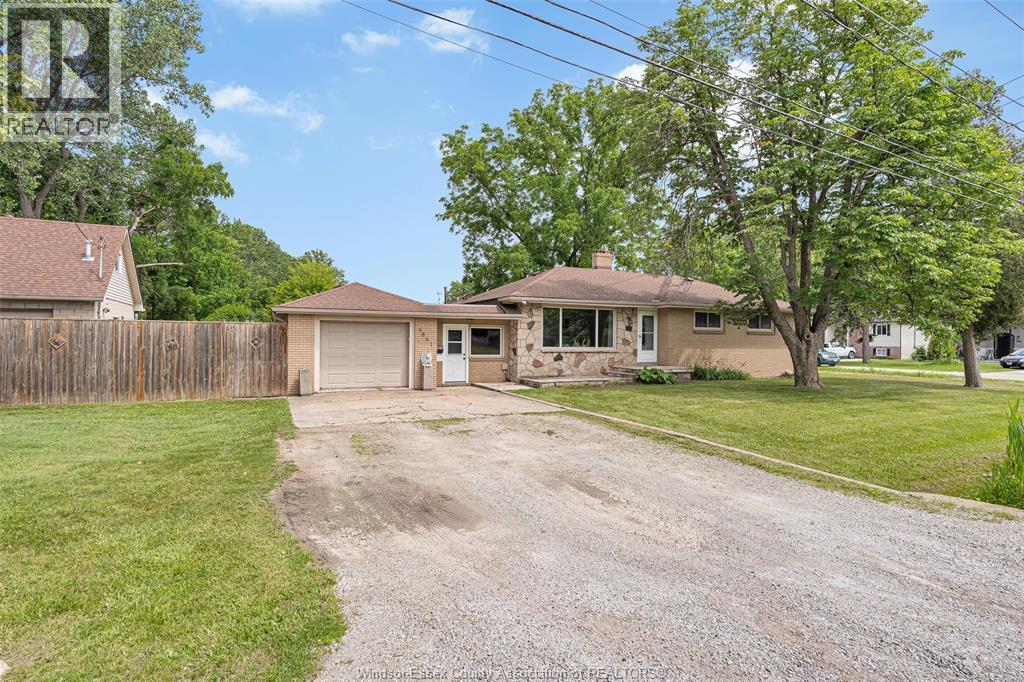 3-bedroom Single Family at 4861 Matchett Road, Windsor — photograph 2
